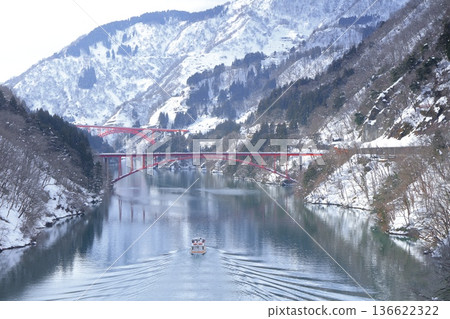 [Toyama Prefecture] Silver Shogawa Gorge Sightseeing Boat Cruise, Toga Bridge, and Nagasaki Bridge 136622322