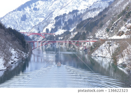 [Toyama Prefecture] Silver Shogawa Gorge Sightseeing Boat Cruise, Toga Bridge, and Nagasaki Bridge 136622323