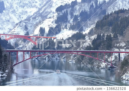[Toyama Prefecture] Silver Shogawa Gorge Sightseeing Boat Cruise, Toga Bridge, and Nagasaki Bridge 136622328