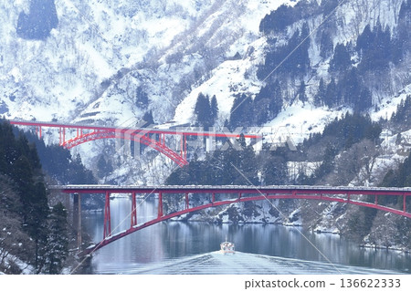 [Toyama Prefecture] Silver Shogawa Gorge Sightseeing Boat Cruise, Toga Bridge, and Nagasaki Bridge 136622333