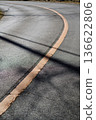 道路彎道和黃線 136622806