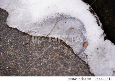 雪融化後裸露的地面 136622810