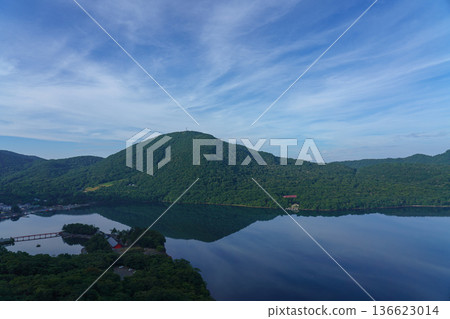 從赤城山健行步道上眺望大沼湖和山脈。群馬縣寧靜的湖光山色。 136623014