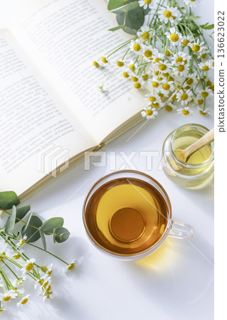 從高空俯瞰伯爵茶和蜂蜜，以及與母菊和尤加利樹共度的閱讀時光 136623022