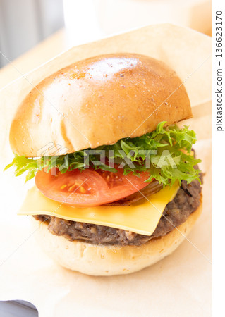 Delicious cheeseburger 136623170