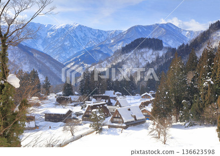 [Toyama Prefecture] A view of the silvery white Ainokura Gassho Village in Gokayama 136623598