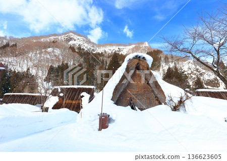[Toyama Prefecture] The silvery white Ainokura Gassho Village in Gokayama 136623605