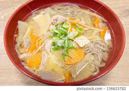 美味的豬肉湯蕎麥麵 美味的豬肉湯蕎麥麵 136623782