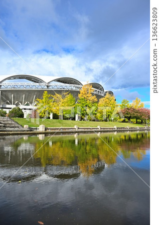 Big Swan and the canal under a clear autumn sky (Niigata City, Niigata Prefecture) Big Swan and the canal under a clear autumn sky (Niigata City, Niigata Prefecture) 136623809