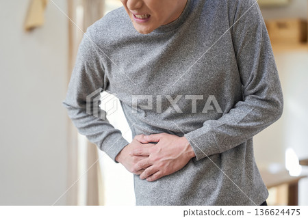 一名亞洲男子側腹疼痛 136624475