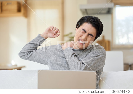 亞洲男子肩部和手臂疼痛 136624480