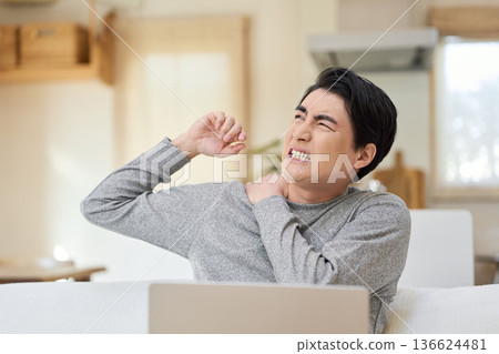 亞洲男子肩部和手臂疼痛 136624481