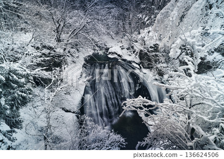 寂靜的冬日瀑布與霜凍：山形縣關山瀑布的雪景 136624506