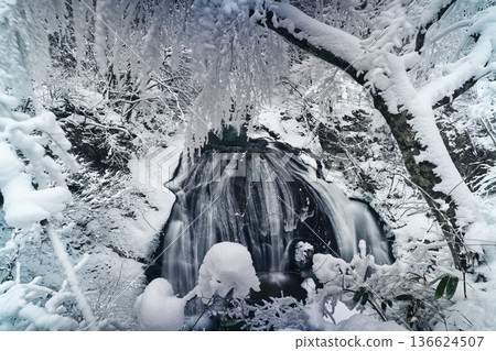 寂靜的冬日瀑布與霜凍：山形縣關山瀑布的雪景 136624507
