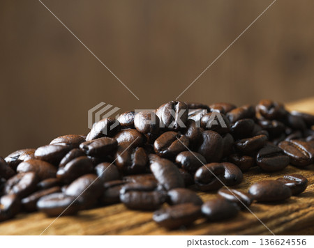 烘焙過的咖啡豆特寫 136624556