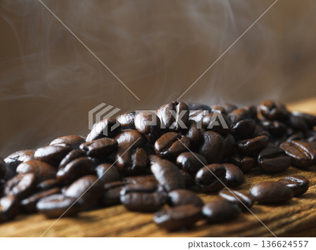 烘焙過的咖啡豆特寫 136624557