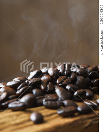 Close-up of roasted coffee beans 136624565