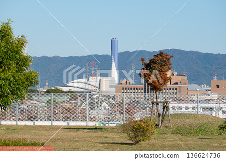 [松原/天見] 秋季從今池水未來中心眺望，可見平野工廠煙囪、阪南大學和滋木生駒山脈 136624736