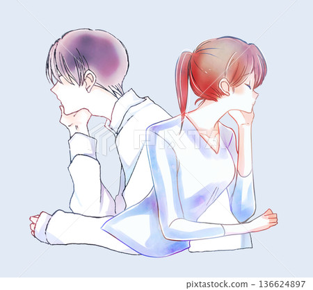 一男一女背靠背站著，雙手托著下巴。 136624897