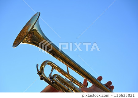 湛藍的天空和號角聲 136625021