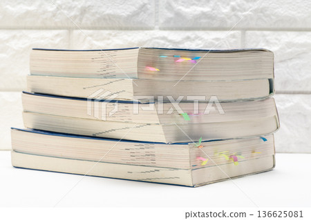 一本常用的參考書,上面貼滿了便利貼。 一本常用的參考書,上面貼滿了便利貼。 136625081