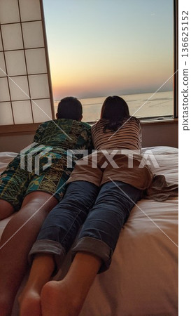 A happy time watching the sunset together A happy time watching the sunset together 136625152