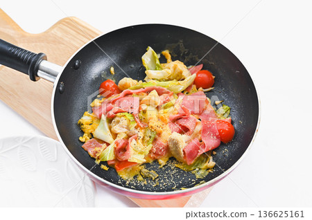 火腿、雞蛋和蔬菜炒菜 火腿、雞蛋和蔬菜炒菜 136625161