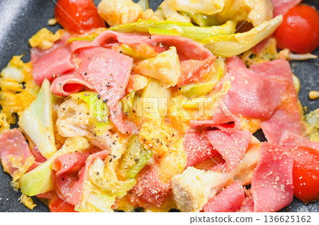 火腿、雞蛋和蔬菜炒菜 火腿、雞蛋和蔬菜炒菜 136625162