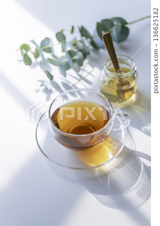 在陽光和樹蔭下，享受極簡主義的下午茶時光，品嚐伯爵茶、蜂蜜和尤加利葉。 136625182