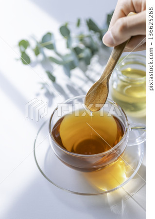 陽光下，蜂蜜滴落，伯爵茶香四溢，周圍環繞著尤加利樹，是享用下午茶的好時光。 136625268