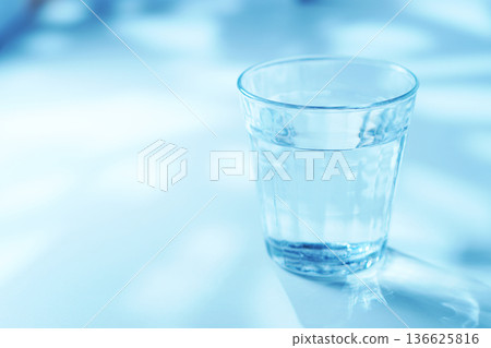 早晨一杯礦泉水 早晨一杯礦泉水 136625816