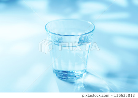 早晨一杯礦泉水 136625818