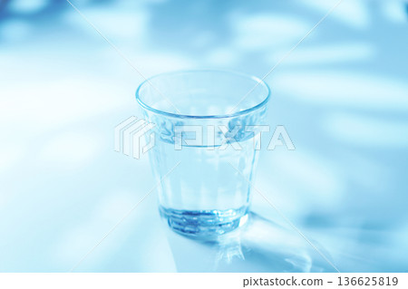 早晨一杯礦泉水 早晨一杯礦泉水 136625819