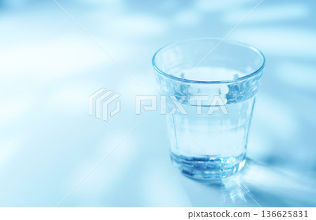 早晨一杯礦泉水 早晨一杯礦泉水 136625831