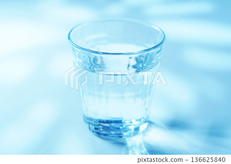 早晨一杯礦泉水 136625840