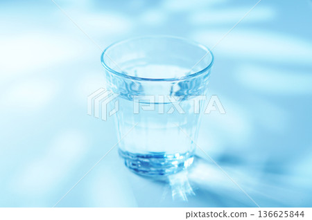早晨一杯礦泉水 136625844