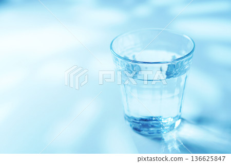 早晨一杯礦泉水 早晨一杯礦泉水 136625847