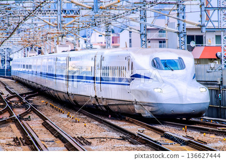 日本橫濱城市景觀：入境旅遊持續進行…新幹線列車駛近新橫濱站的景象 136627444