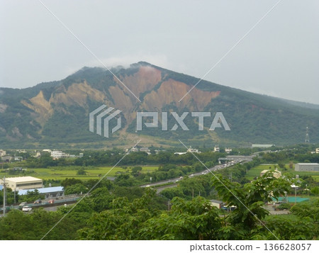 台灣台中-06.10.2016:從台中后里泰安休息站遠眺苗栗苑裡及三義交界的火炎山 台灣台中-06.10.2016:從台中后里泰安休息站遠眺苗栗苑裡及三義交界的火炎山 136628057