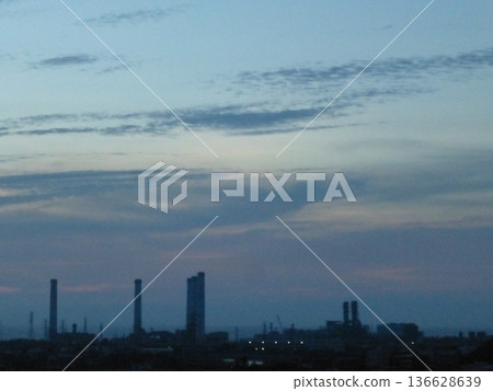 台灣苗栗-2017年7月8日：台灣歷史風景：台灣電力苗栗通秀火力發電廠，遠眺鹽苑 136628639