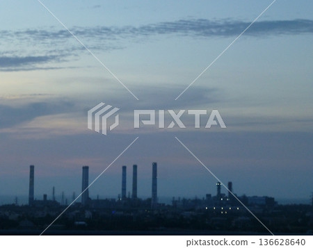 台灣苗栗-2017年7月8日：台灣歷史風景：台灣電力苗栗通秀火力發電廠，遠眺鹽苑 136628640