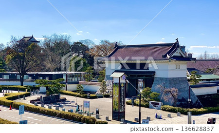 The main gate of Okazaki Castle, shining against the blue sky (Okazaki Castle Park/Okazaki City, Aichi Prefecture) 136628837