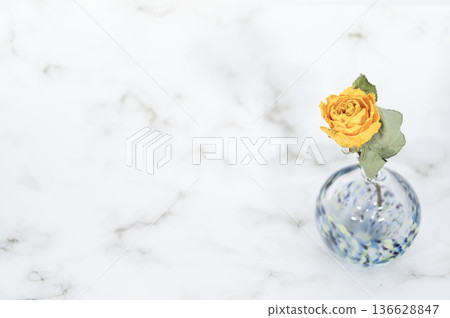 (右圖)一束插在冷色調玻璃花瓶中的黃色乾燥玫瑰 (右圖)一束插在冷色調玻璃花瓶中的黃色乾燥玫瑰 136628847