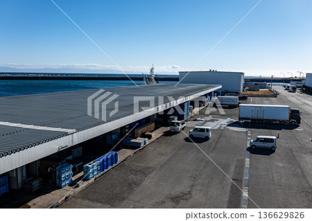 從靜岡縣燒津市小川漁港可以俯瞰當地批發市場和廣闊的駿河灣。 從靜岡縣燒津市小川漁港可以俯瞰當地批發市場和廣闊的駿河灣。 136629826