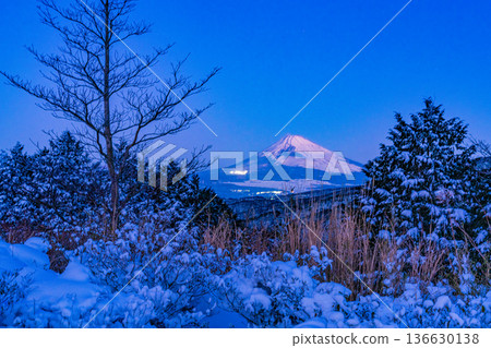 (Shizuoka Prefecture) Snowy scenery at Tokkoku Pass, with a view of Mt. Fuji 136630138