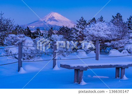 (Shizuoka Prefecture) Snowy scenery at Tokkoku Pass, with a view of Mt. Fuji 136630147