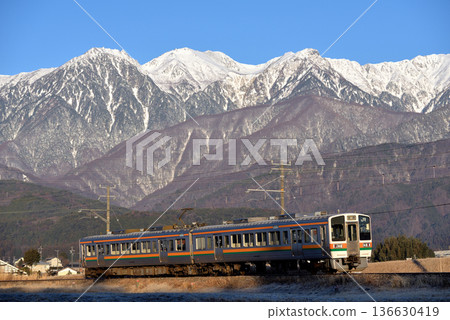 飯田線上的兩列213系地方列車即將退役 飯田線上的兩列213系地方列車即將退役 136630419