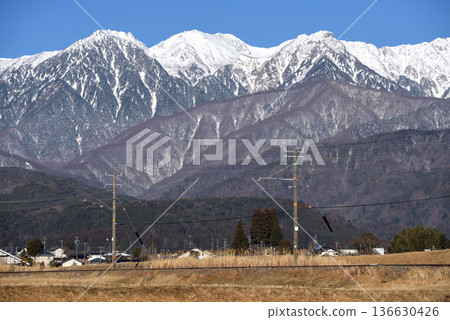 從上伊那郡飯島町七久保眺望中央阿爾卑斯山 136630426
