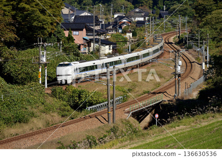 683系雷鳥特快列車的九節車廂正駛過栗子峠 683系雷鳥特快列車的九節車廂正駛過栗子峠 136630536