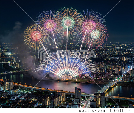 煙花和夜景-插圖素材 [136631315] - PIXTA圖庫